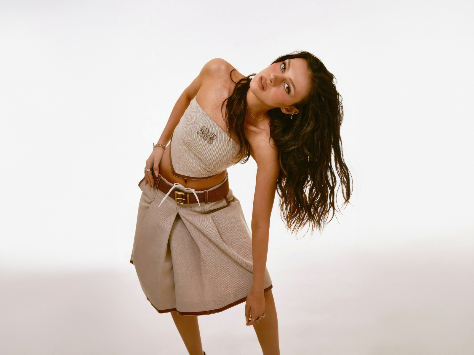 Актриса Никола Пельтц в юбке на сером фоне