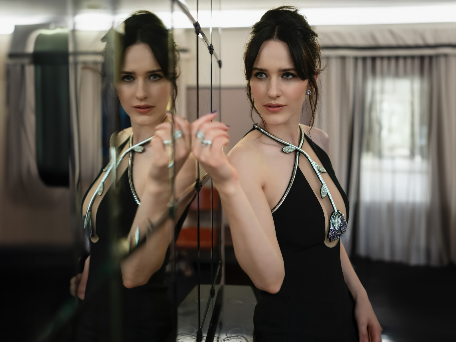 Актриса Рэйчел Броснахэн смотрит на свое отражение