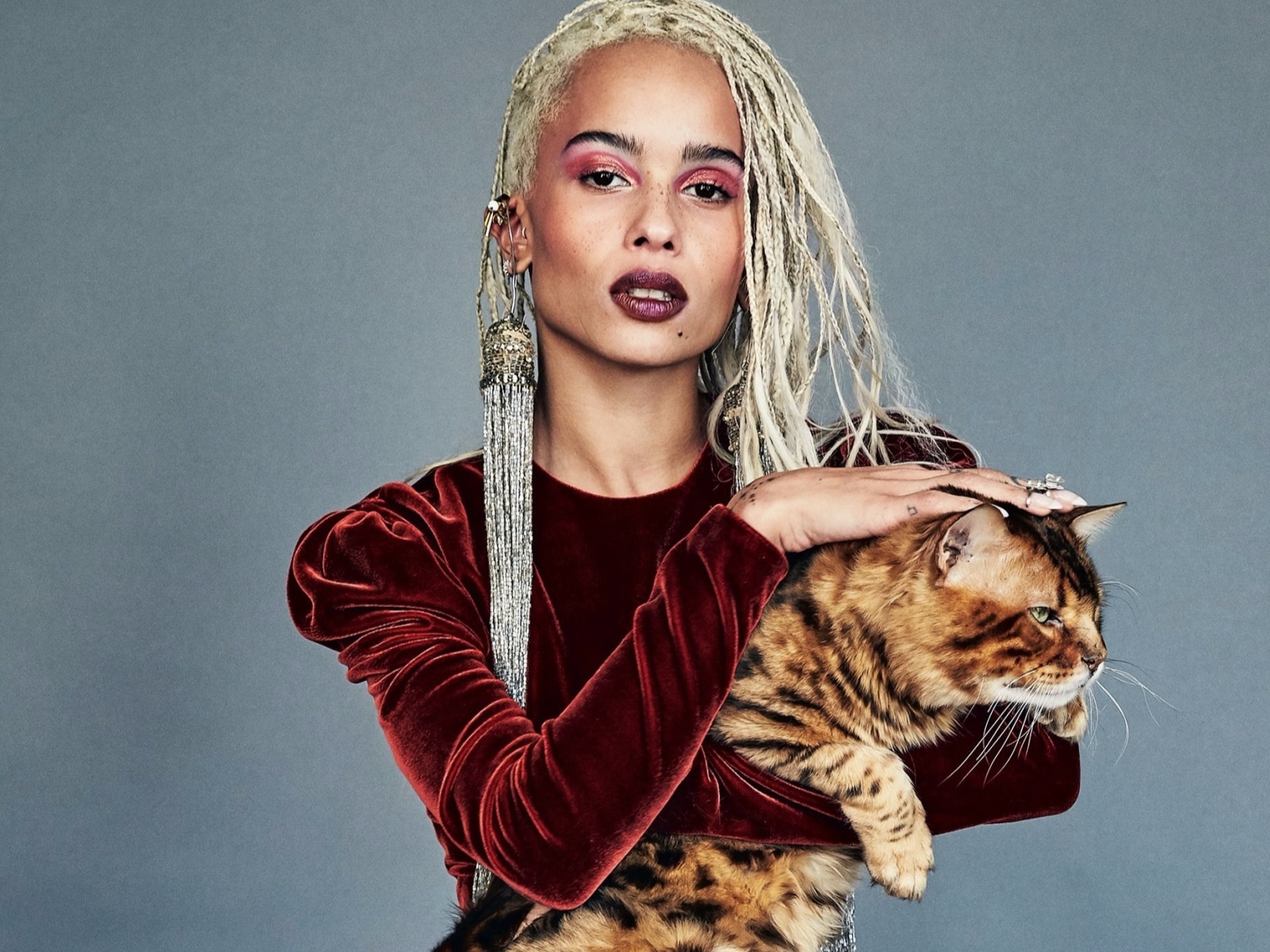 Актриса Зои Кравиц с котом в руках
