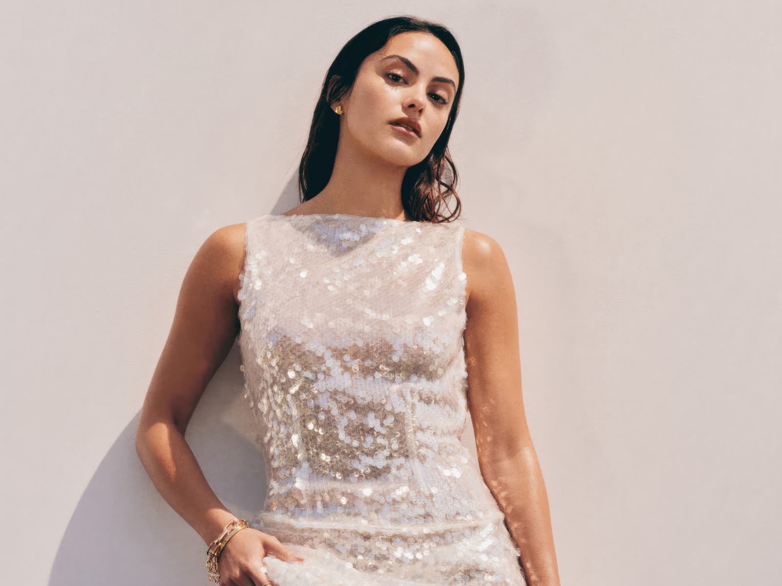 Американская актриса Камила Мендес в блестящем платье