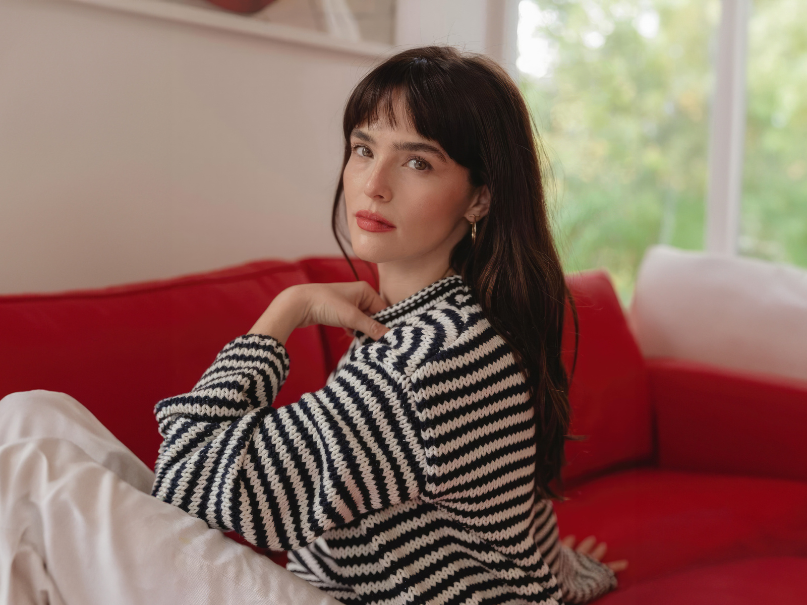 Американская актриса Зои Дойч в полосатом свитере