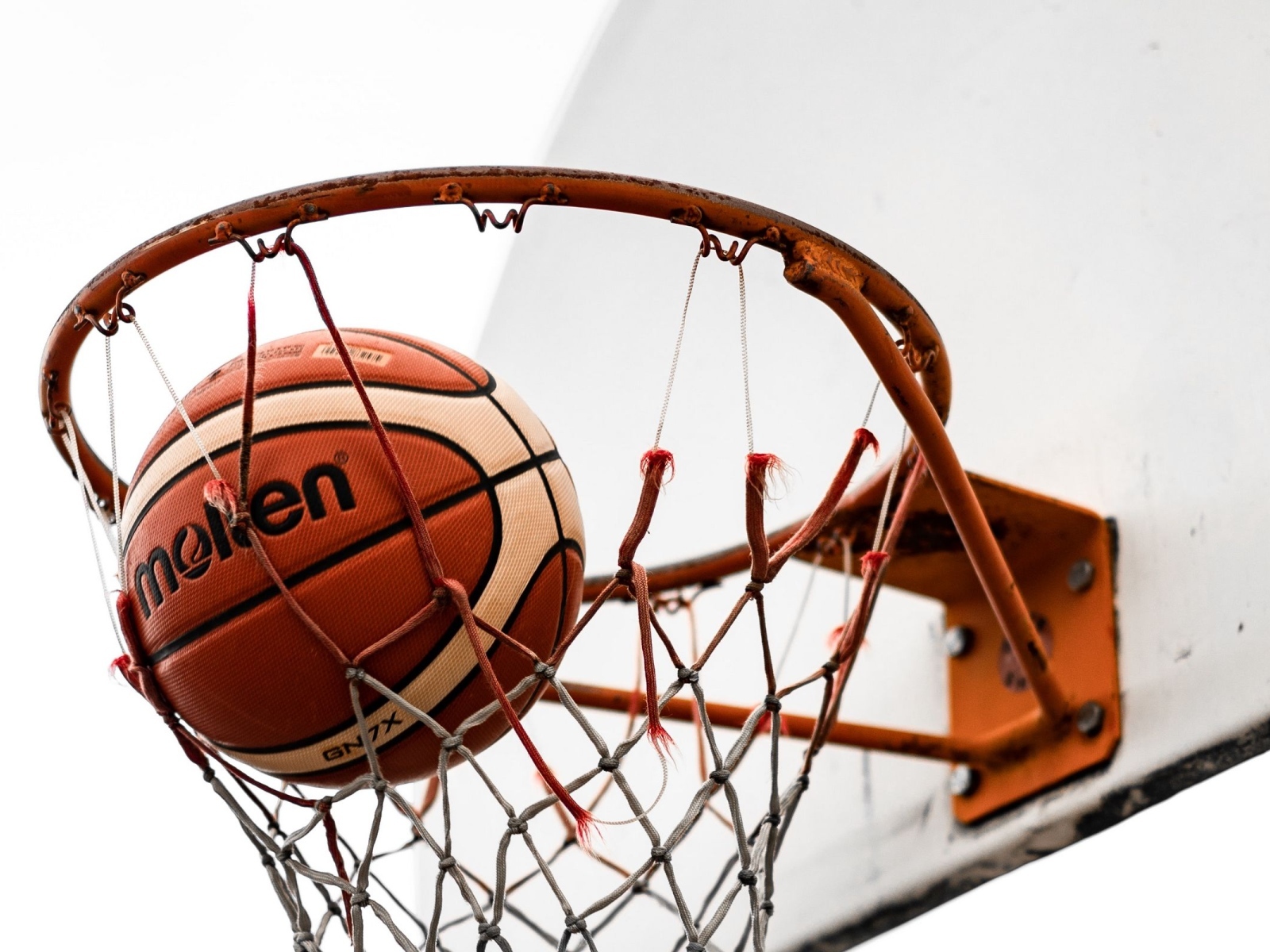 Мяч в сетке баскетбольного кольца