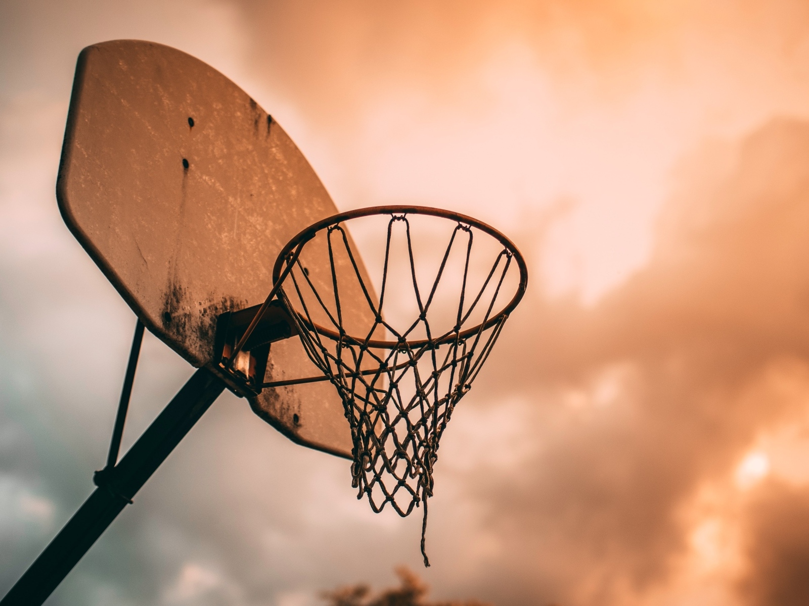 Баскетбольное кольцо на фоне неба в грозу