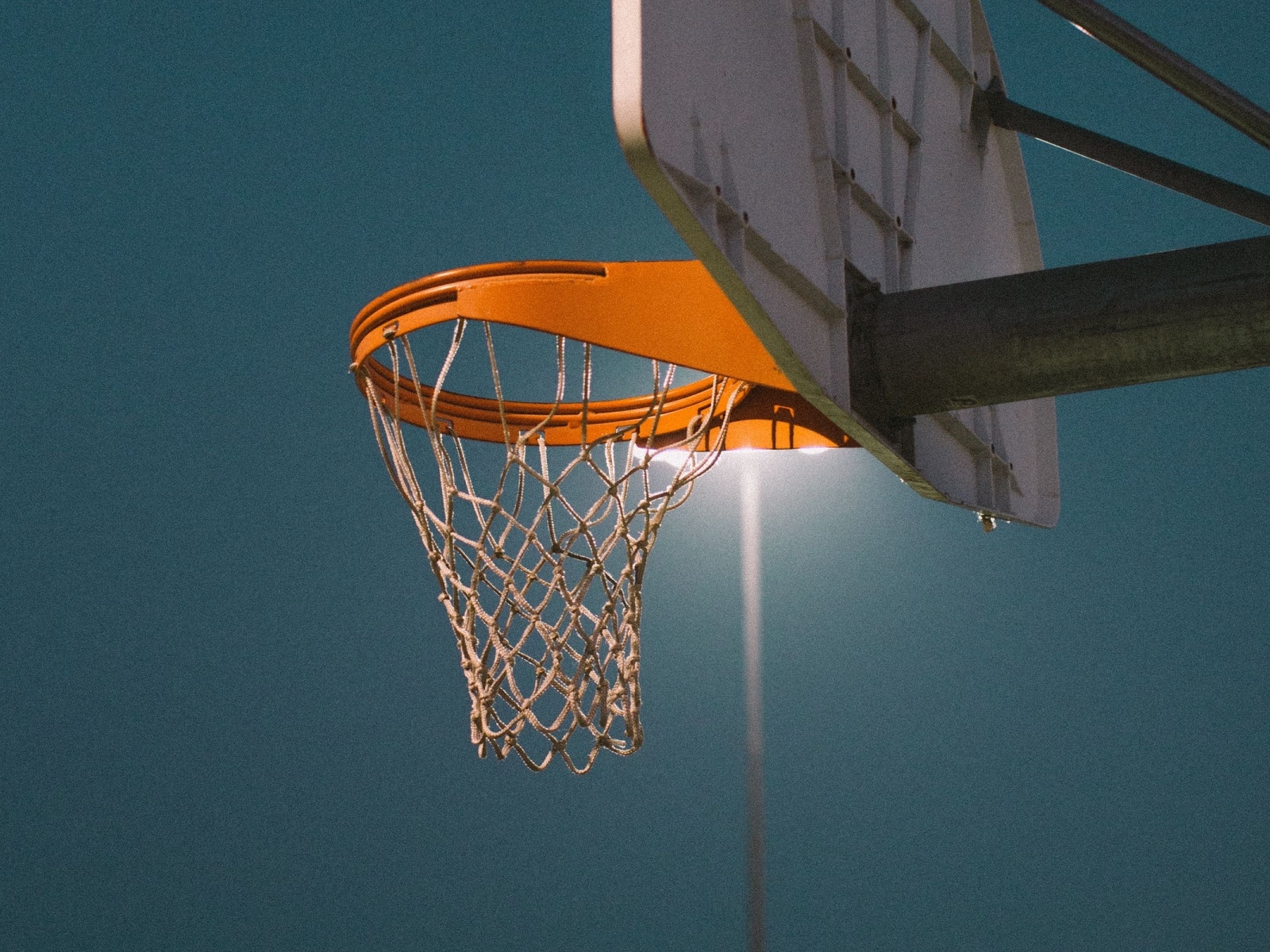 Баскетбольное кольцо в свете фонаря