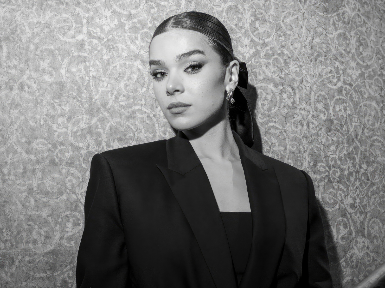 Красивая американская актриса Хейли Стейнфилд в черном костюме