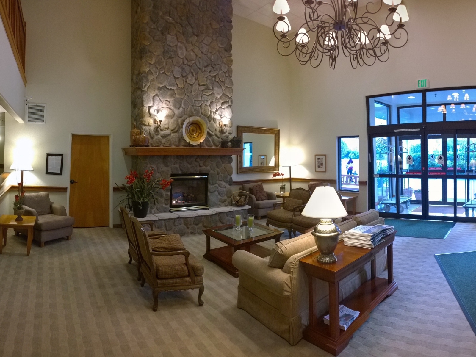 Красивая мебель в гостиной с камином