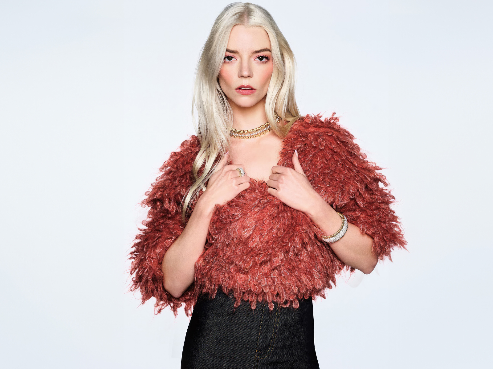 Блондинка Аня Тейлор-Джой на сером фоне