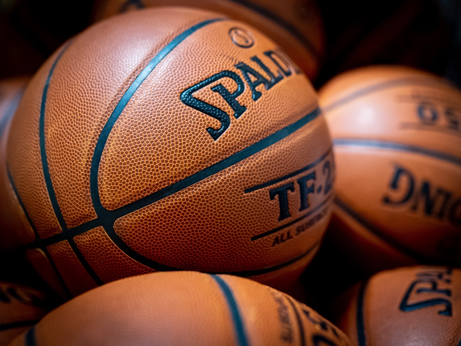 Коричневые кожаные баскетбольные мячи крупным планом