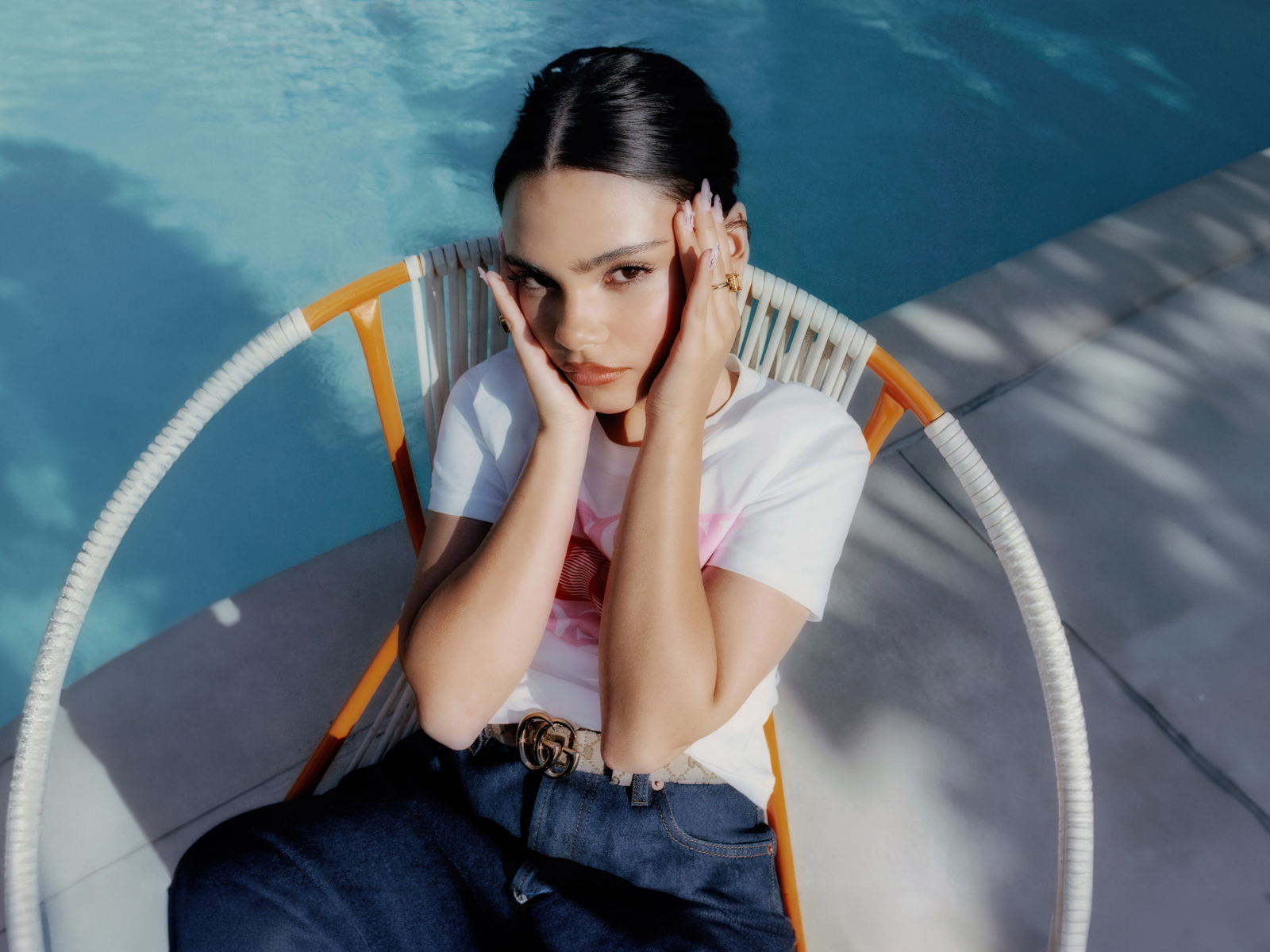 Милая девушка Ариана Гринблатт на кресле у бассейна