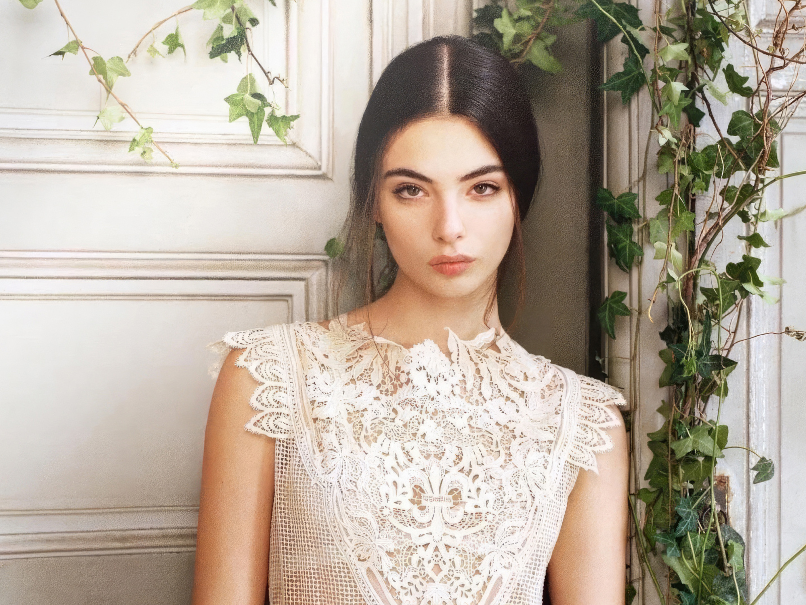 Милая девушка Дева Кассель стоит у стены