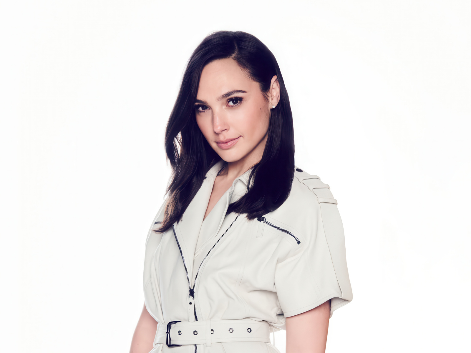 Милая улыбающаяся кареглазая актриса Галь Гадот на белом фоне