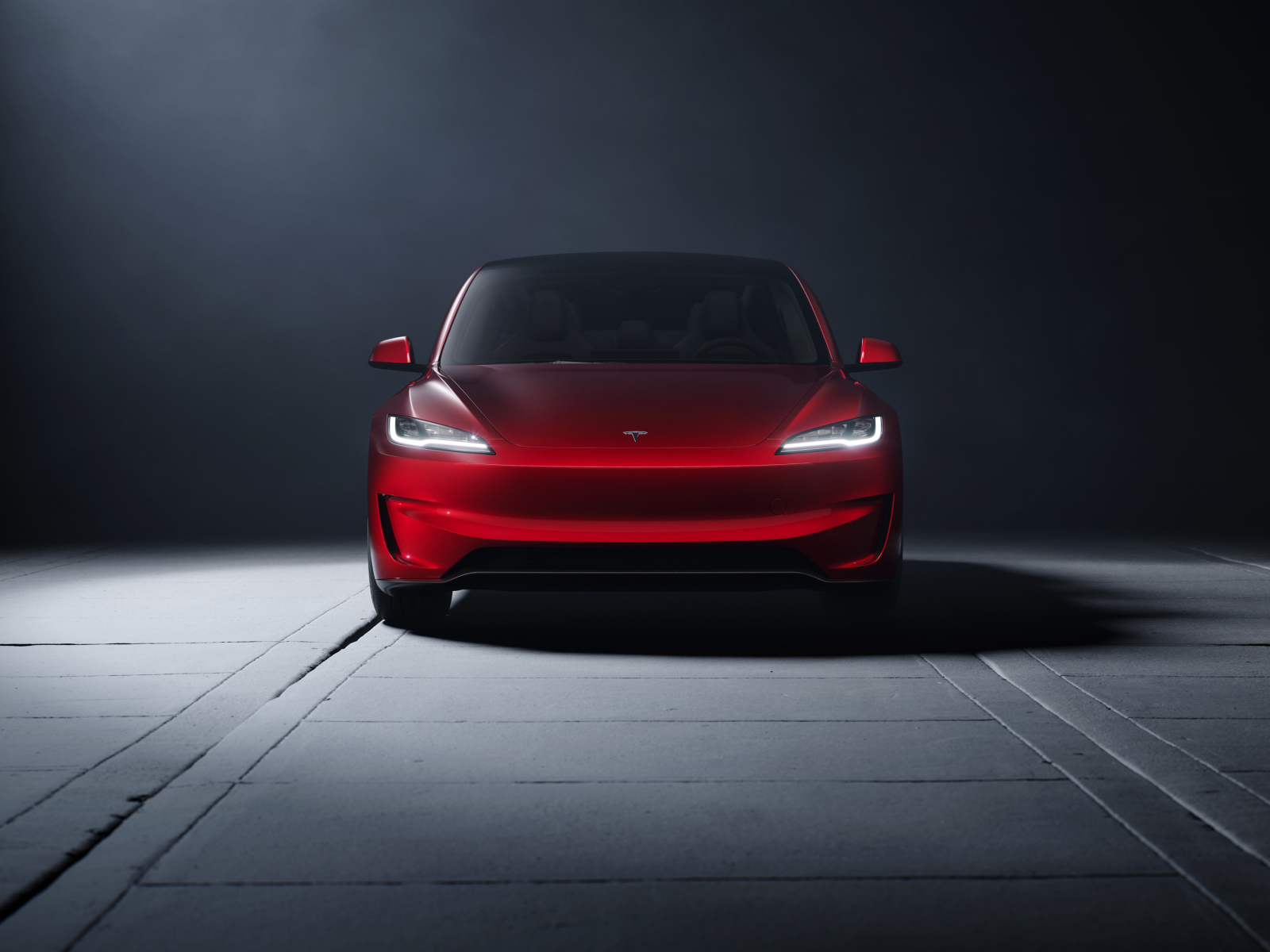 Вид спереди на красный автомобиль Tesla Model 3 Performance 2024 года