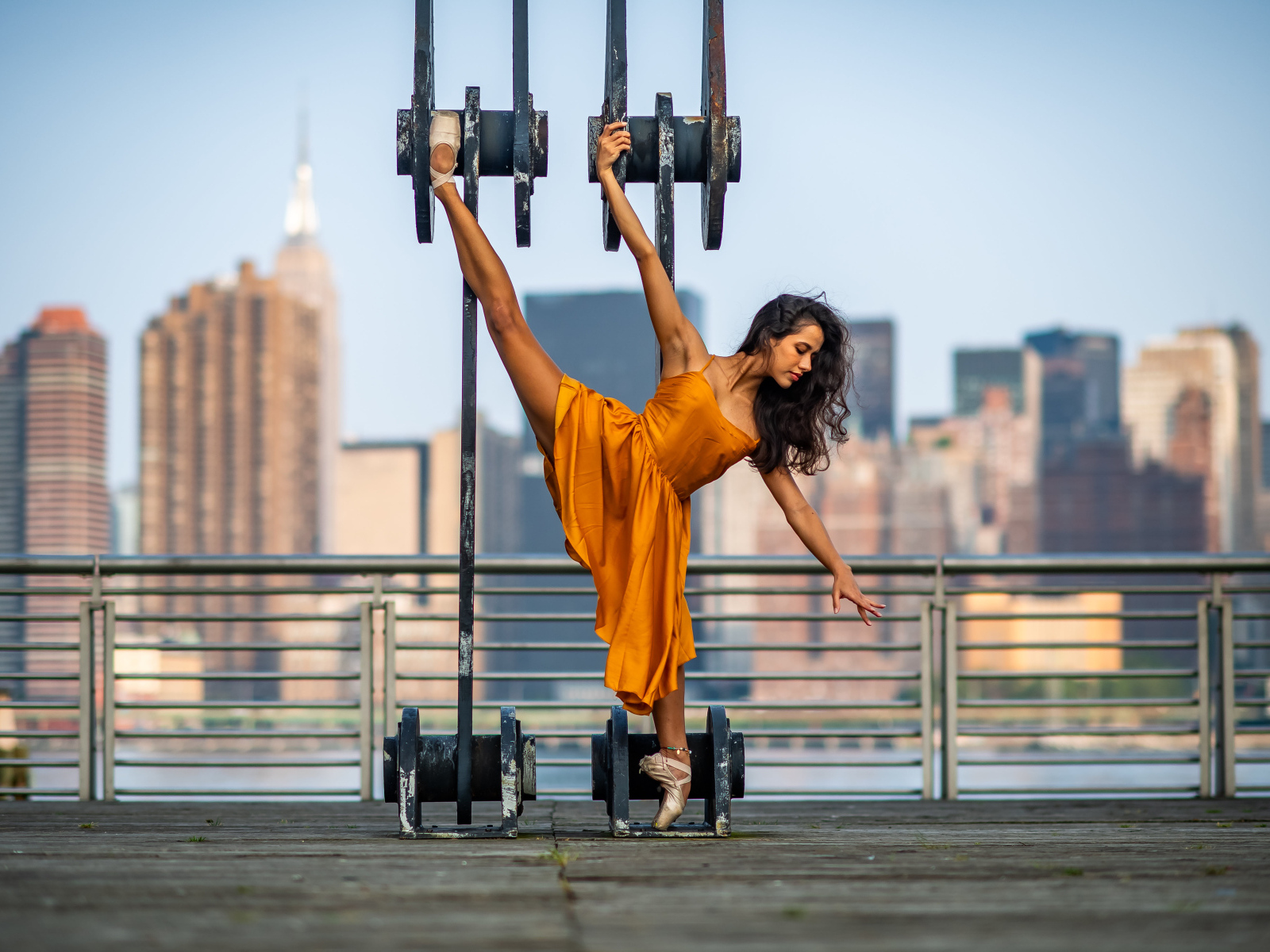 Девушка балерина на фоне города