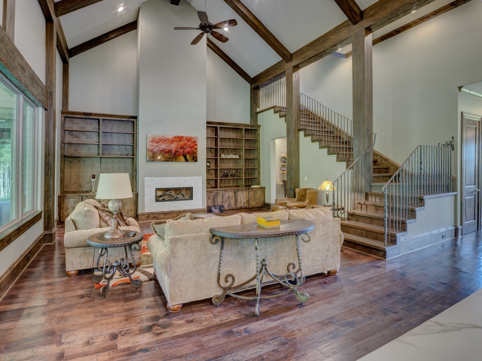 Высокая лестница на второй этаж в доме 