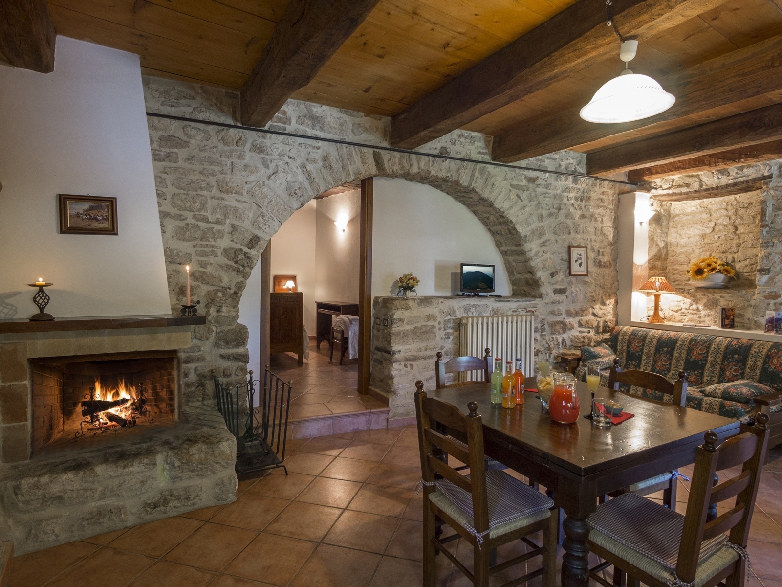 Гостиная в стиле лофт с камином