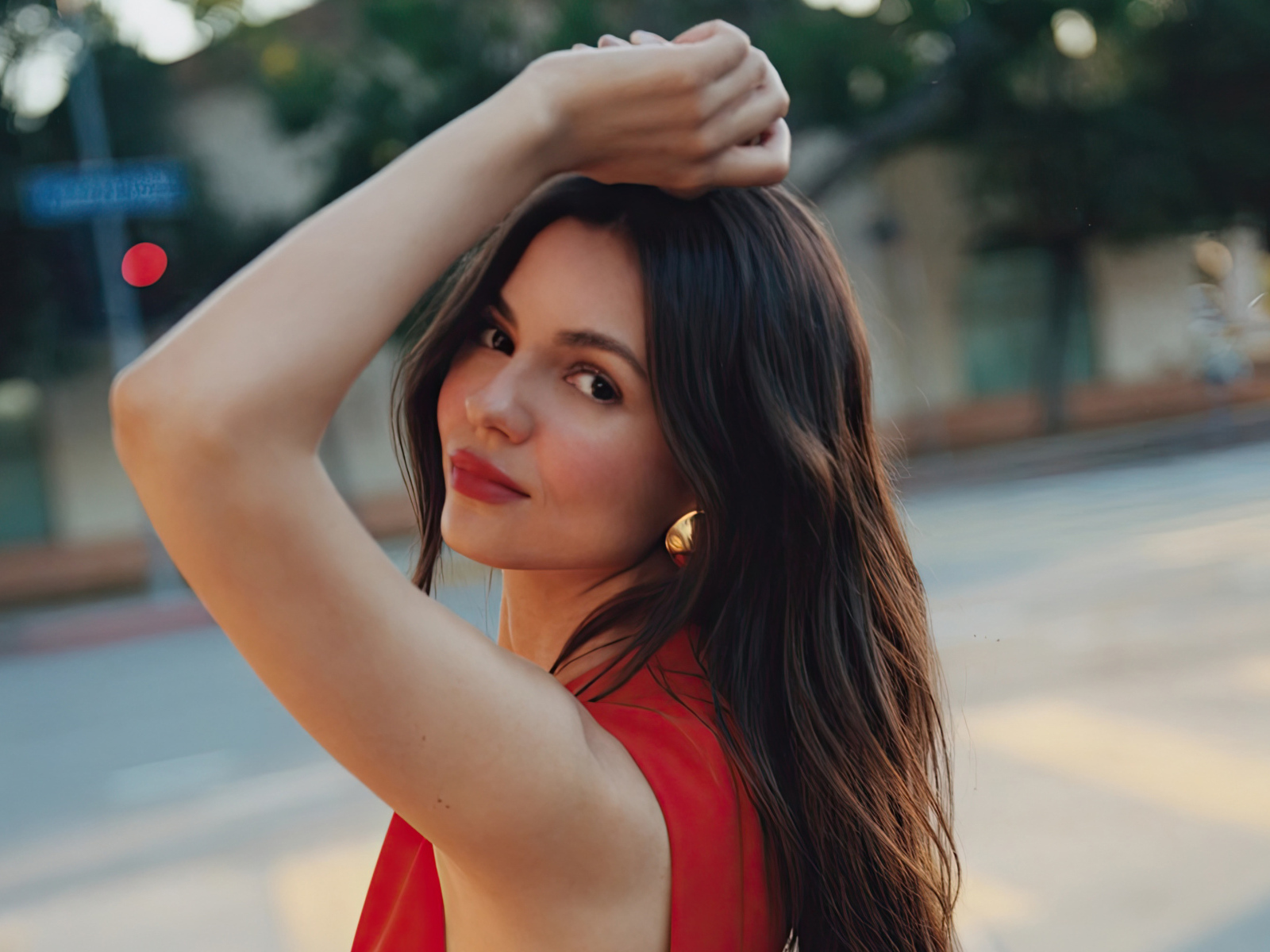 Длинноволосая брюнетка Виктория Джастис в красном