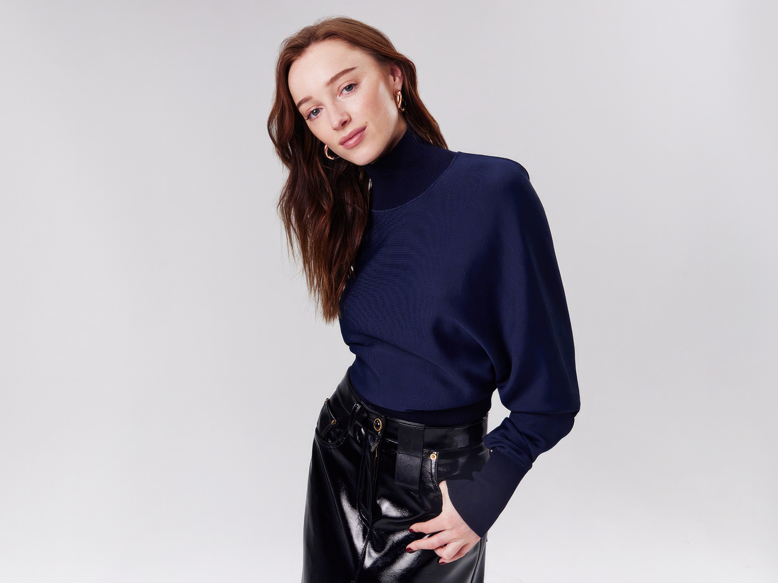 Рыжеволосая девушка актриса Фиби Дайневор