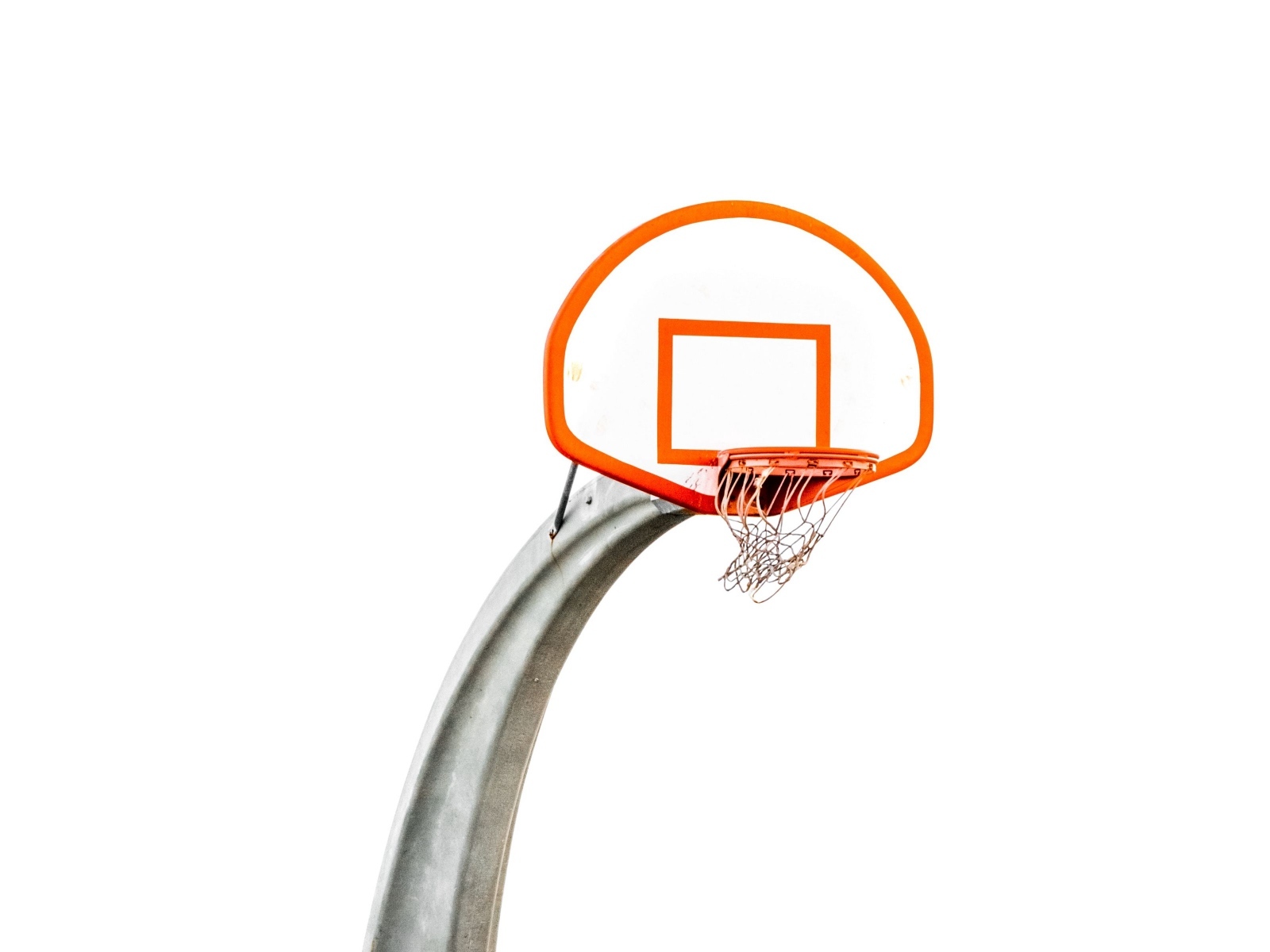 Красное баскетбольное кольцо на белом фоне