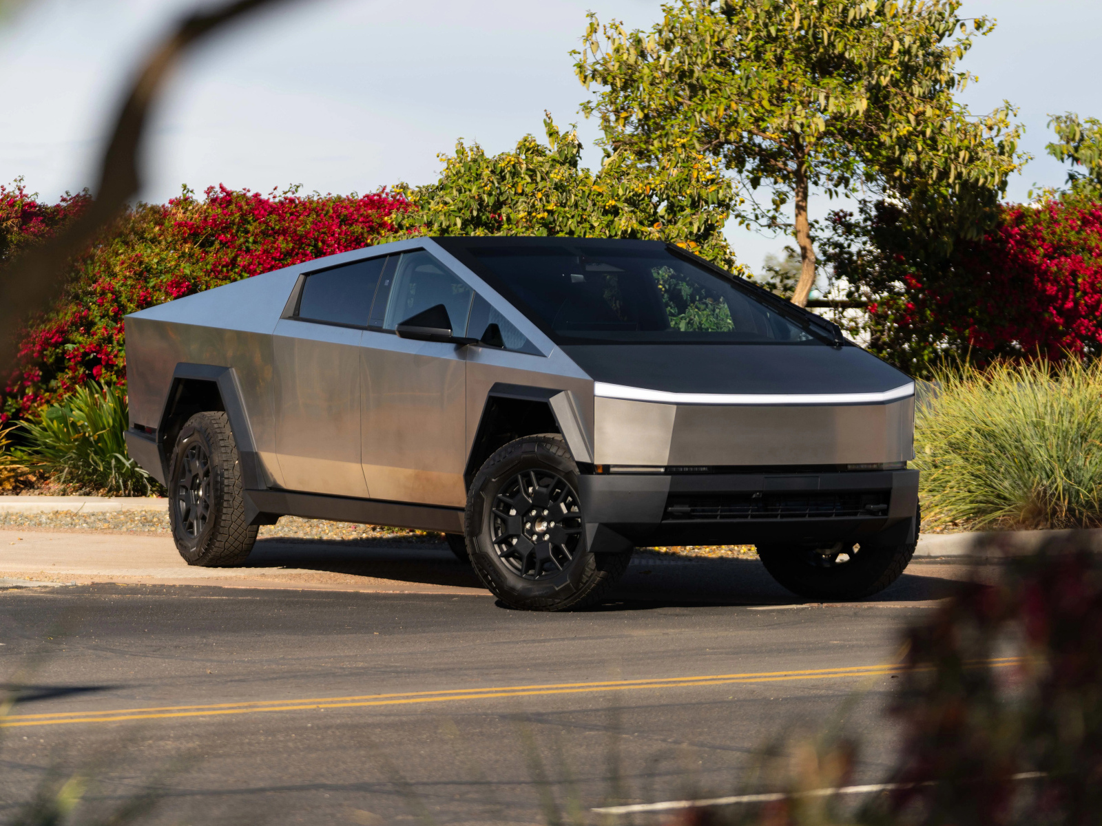 Серебристый автомобиль Tesla Cybertruck 2024  года