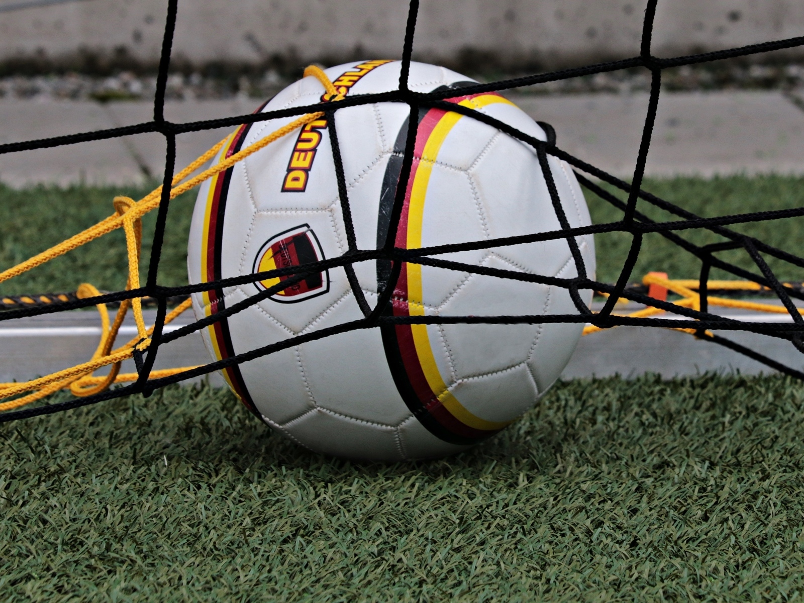 Футбольный мяч в воротах