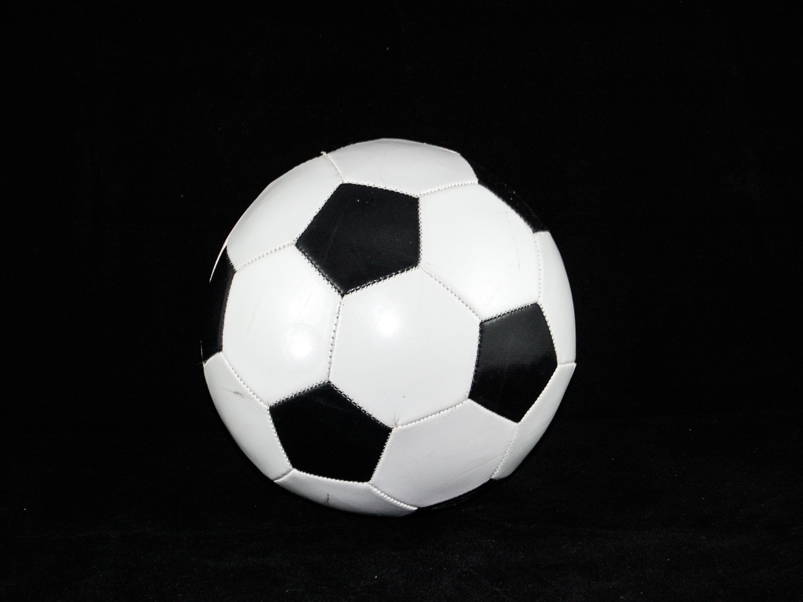 Футбольный мяч на черном фоне крупным планом