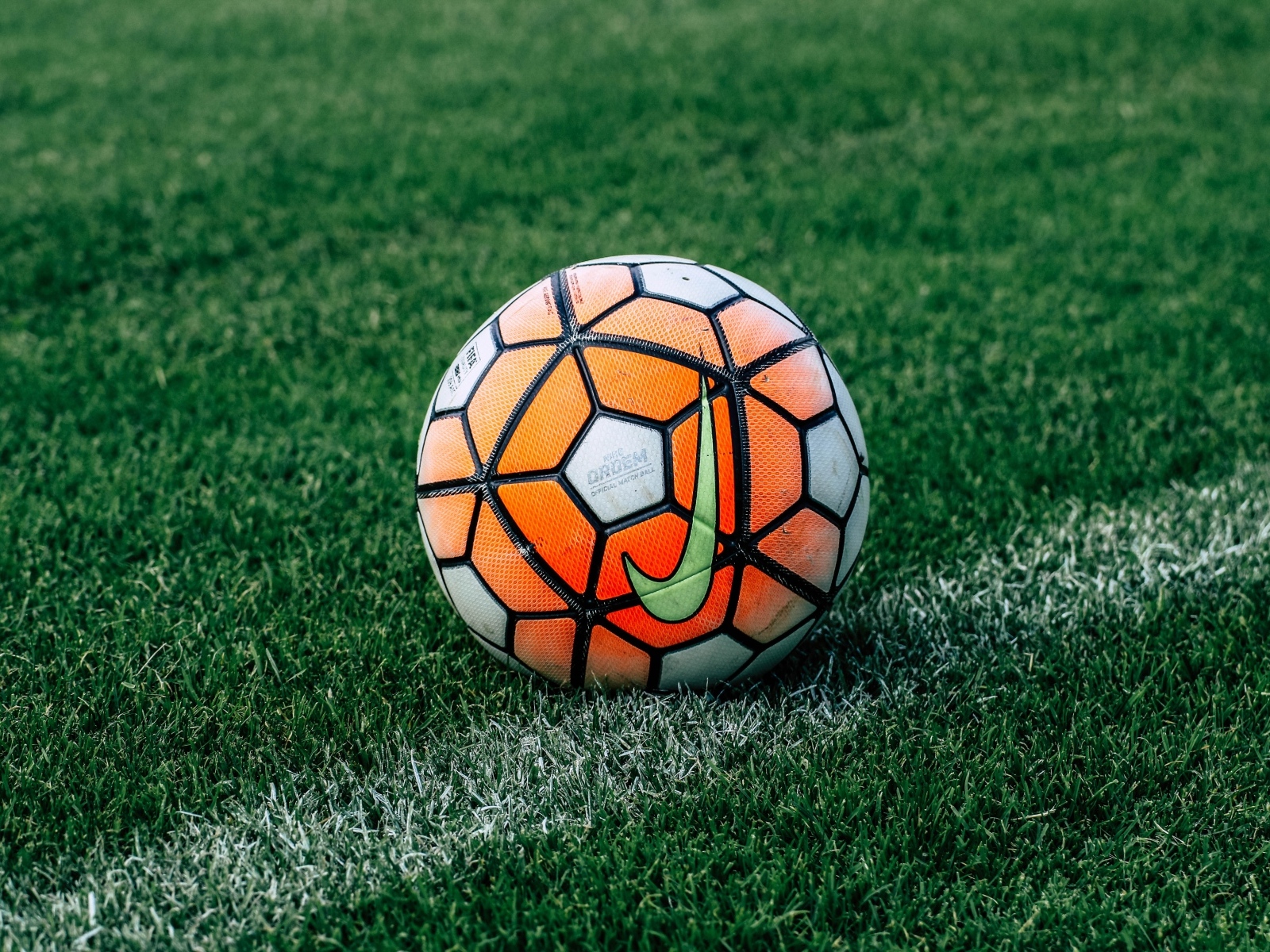 Футбольный мяч на зеленом поле