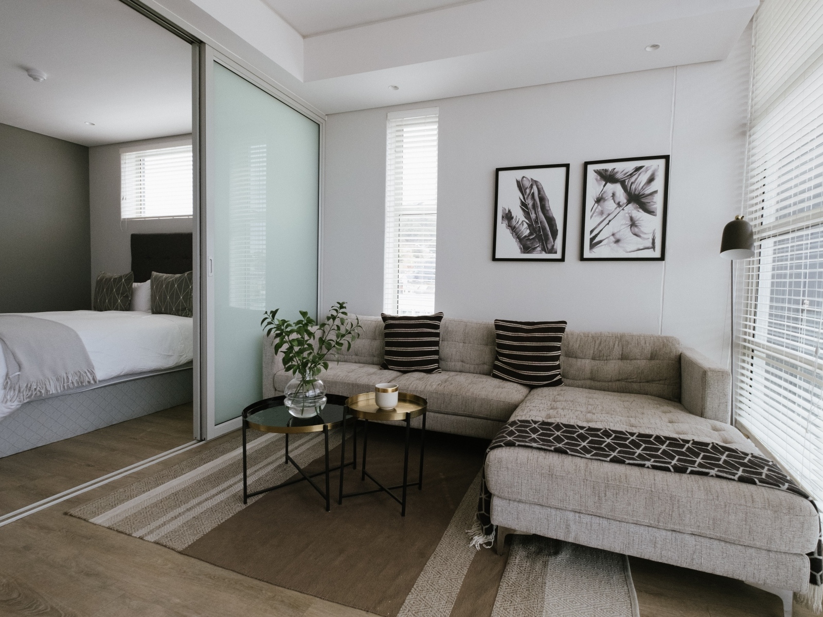 Диван в комнате с большой кроватью 