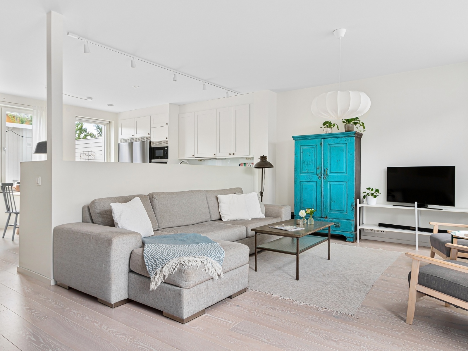 Просторная гостиная комната  с серым диваном