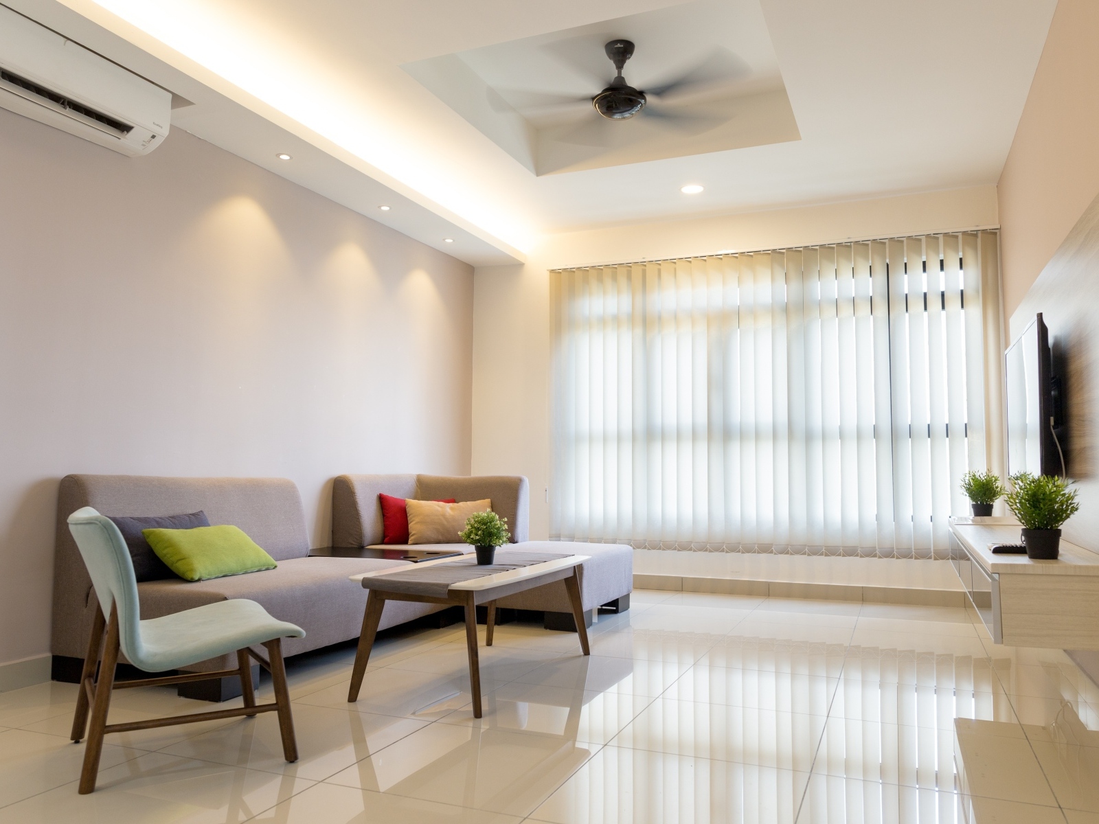 Просторная гостиная с небольшим количеством мебели