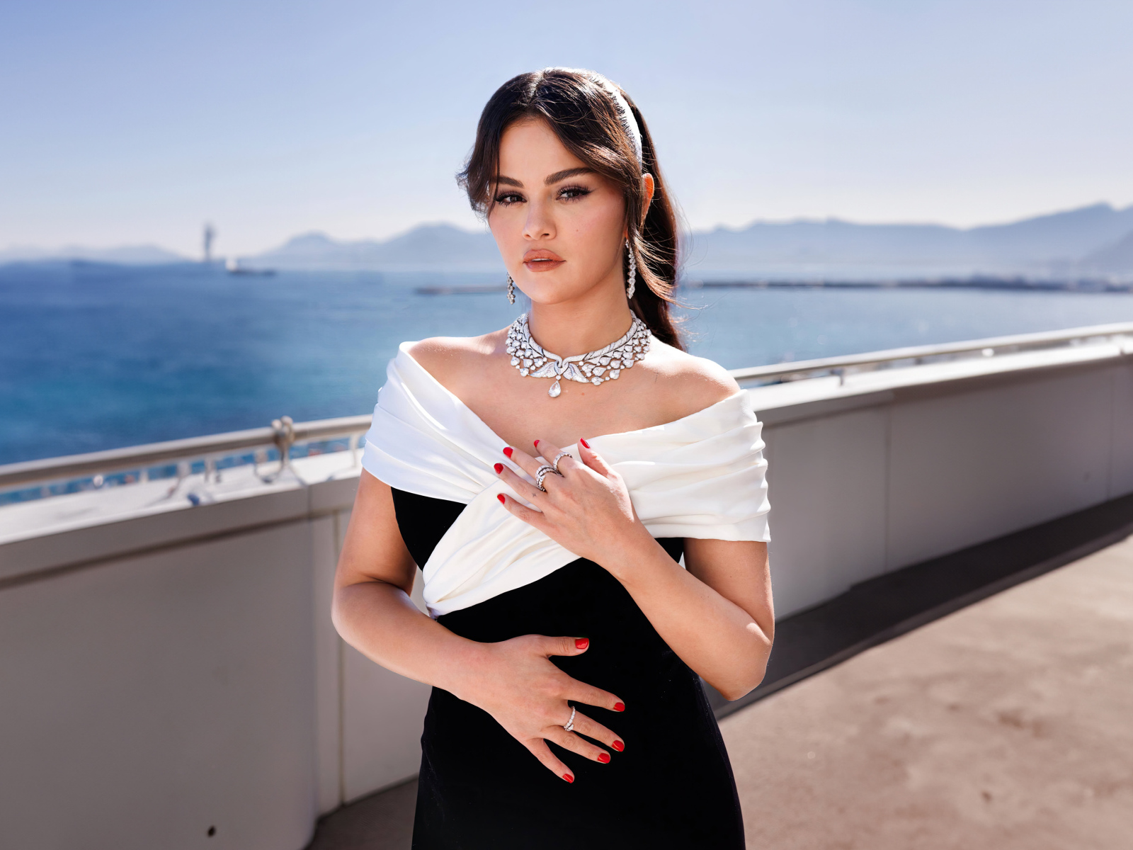 Милая Селена Гомес в платье у моря