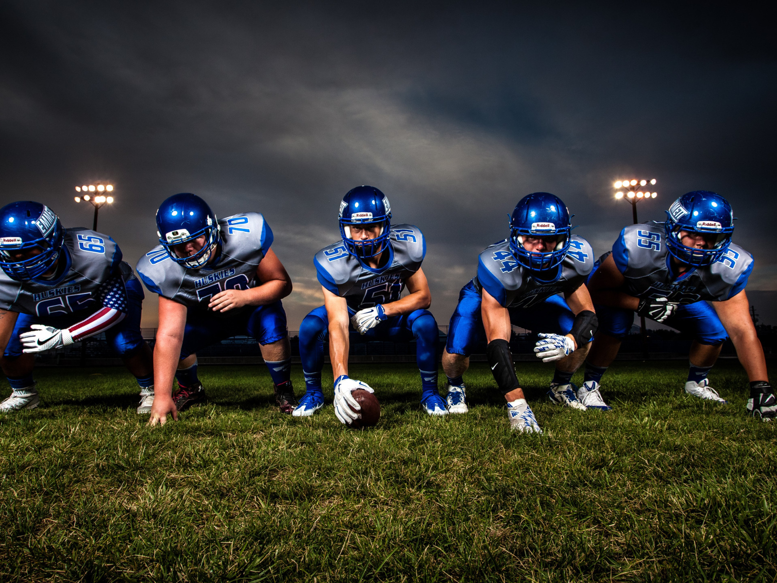 Команда игроков в американский футбол на поле