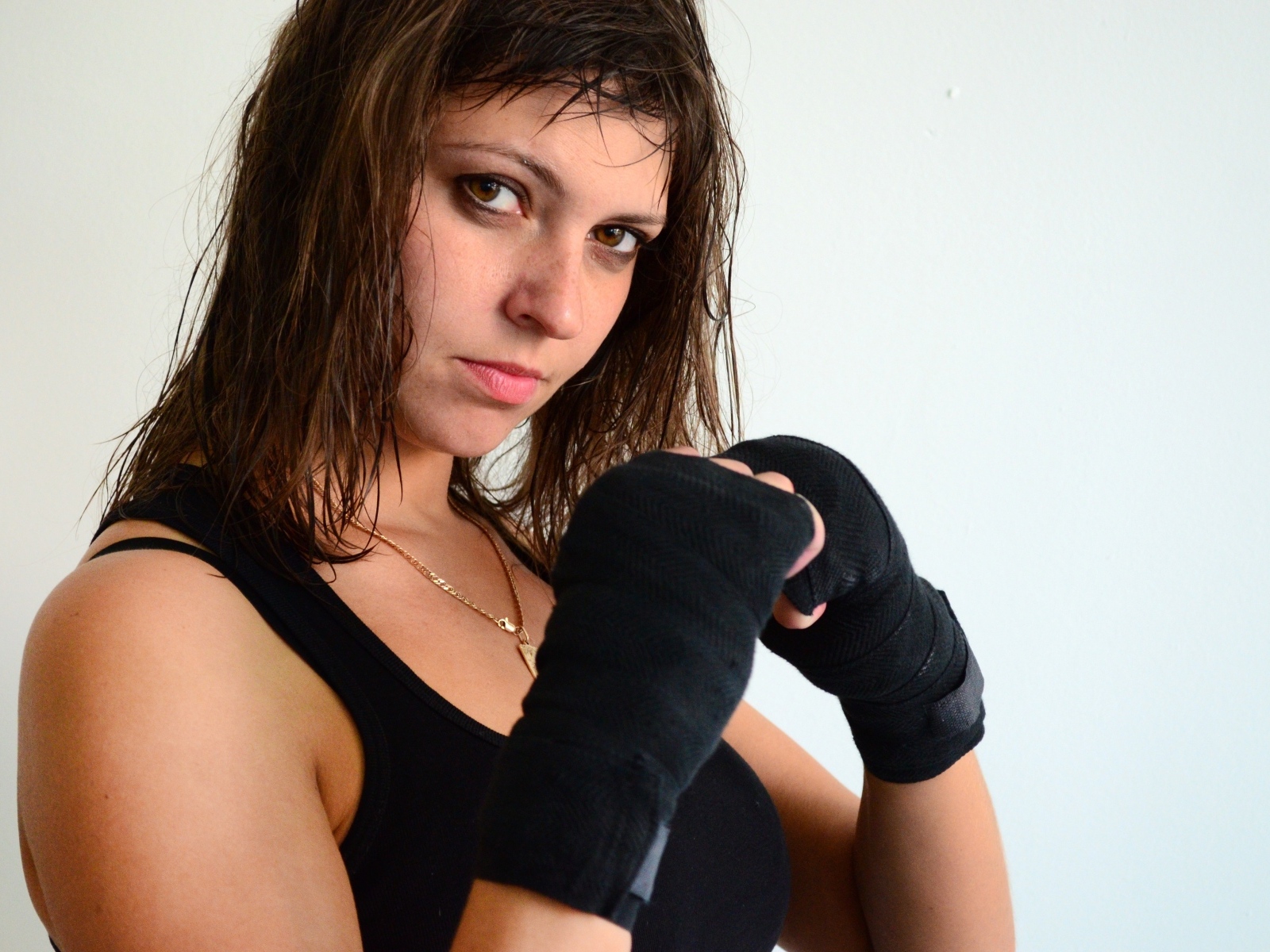 Девушка стоит в спортивной  стойке 