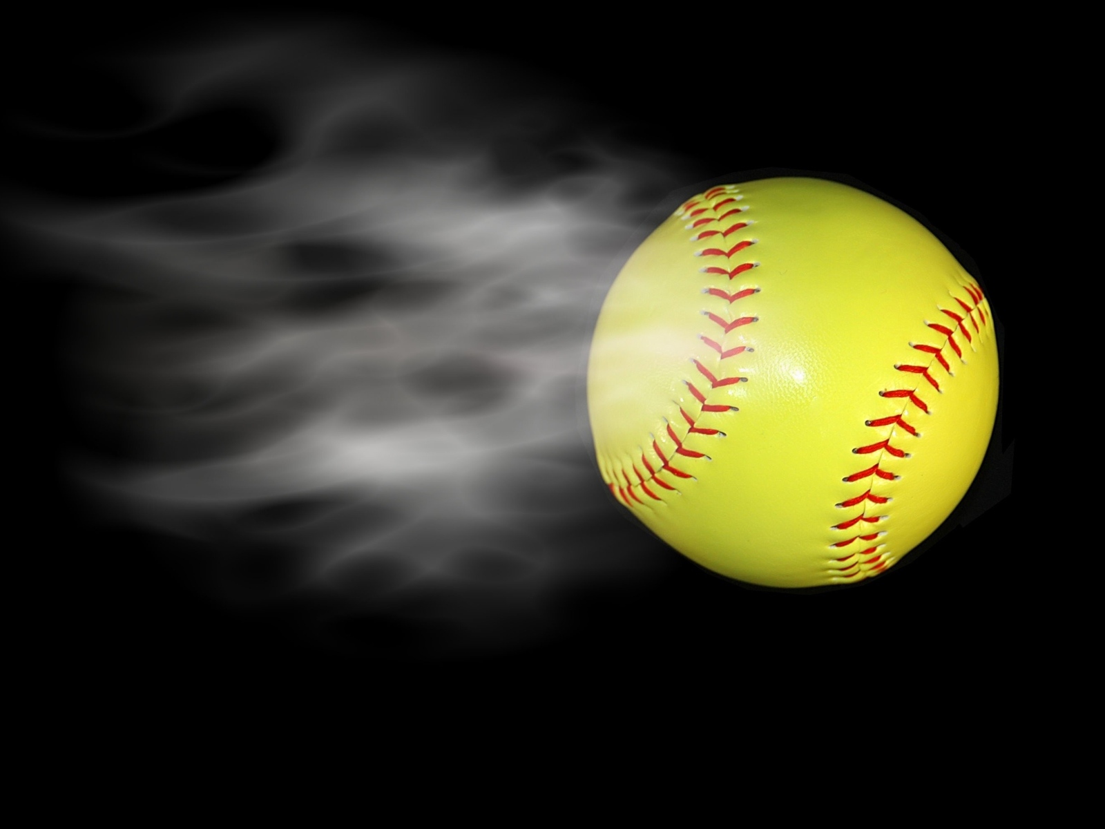 Желтый бейсбольный мяч с дымом на черном фоне