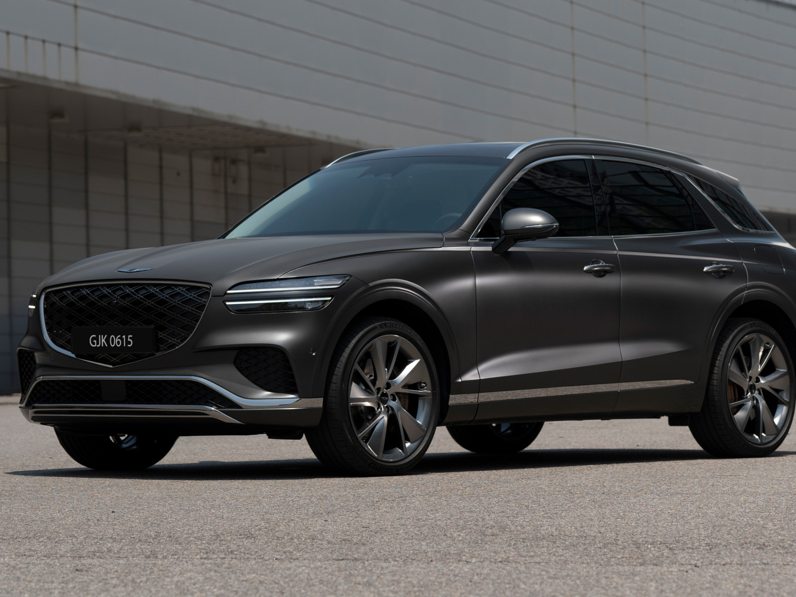 Серый автомобиль Genesis GV70 2024 года