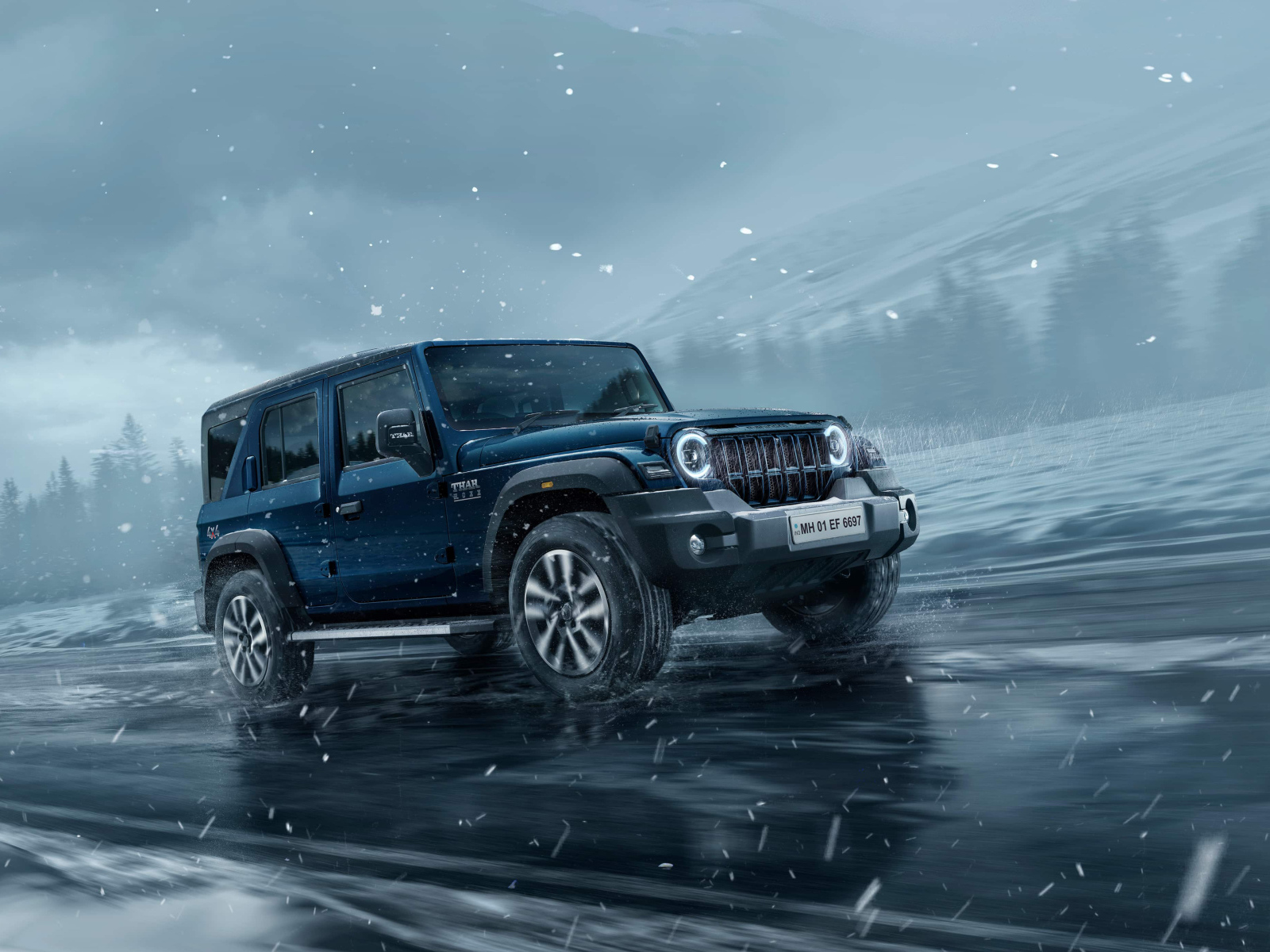 Автомобиль Mahindra Thar Roxx 2024 года на скользкой дороге зимой