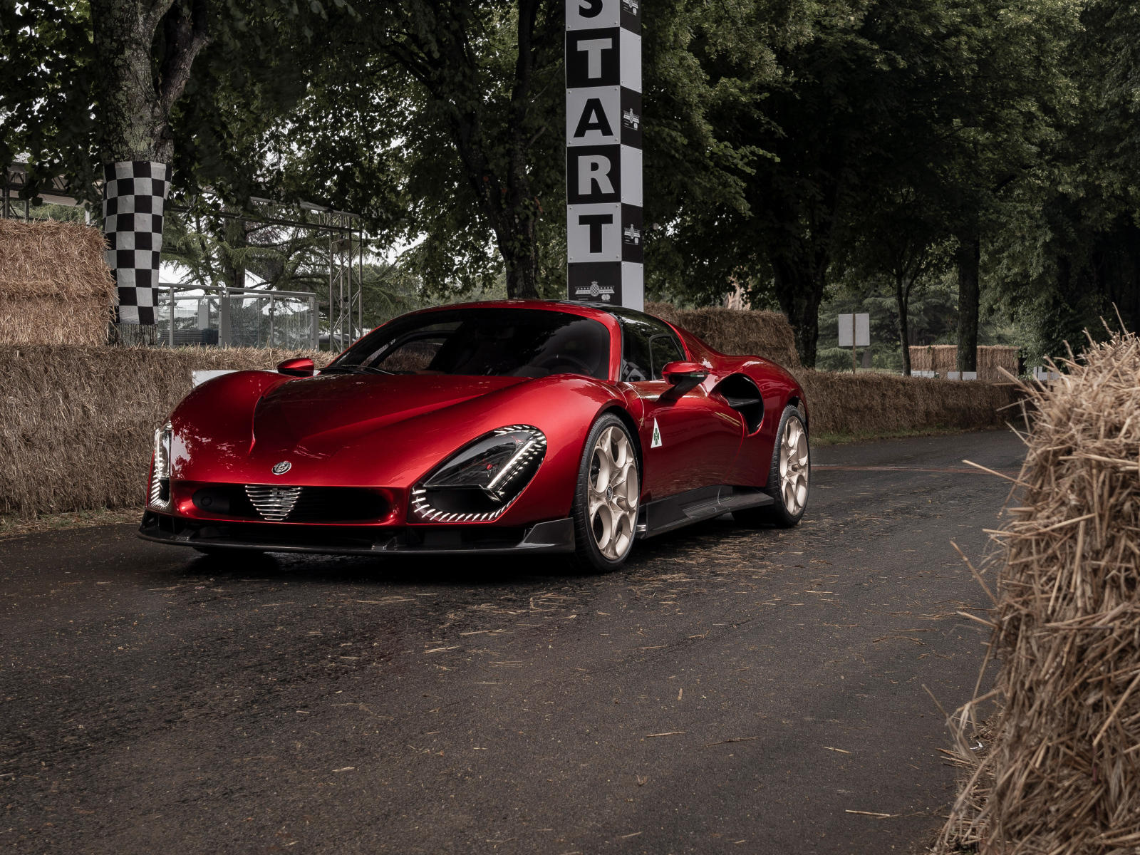 Красный автомобиль Alfa Romeo 33 Stradale