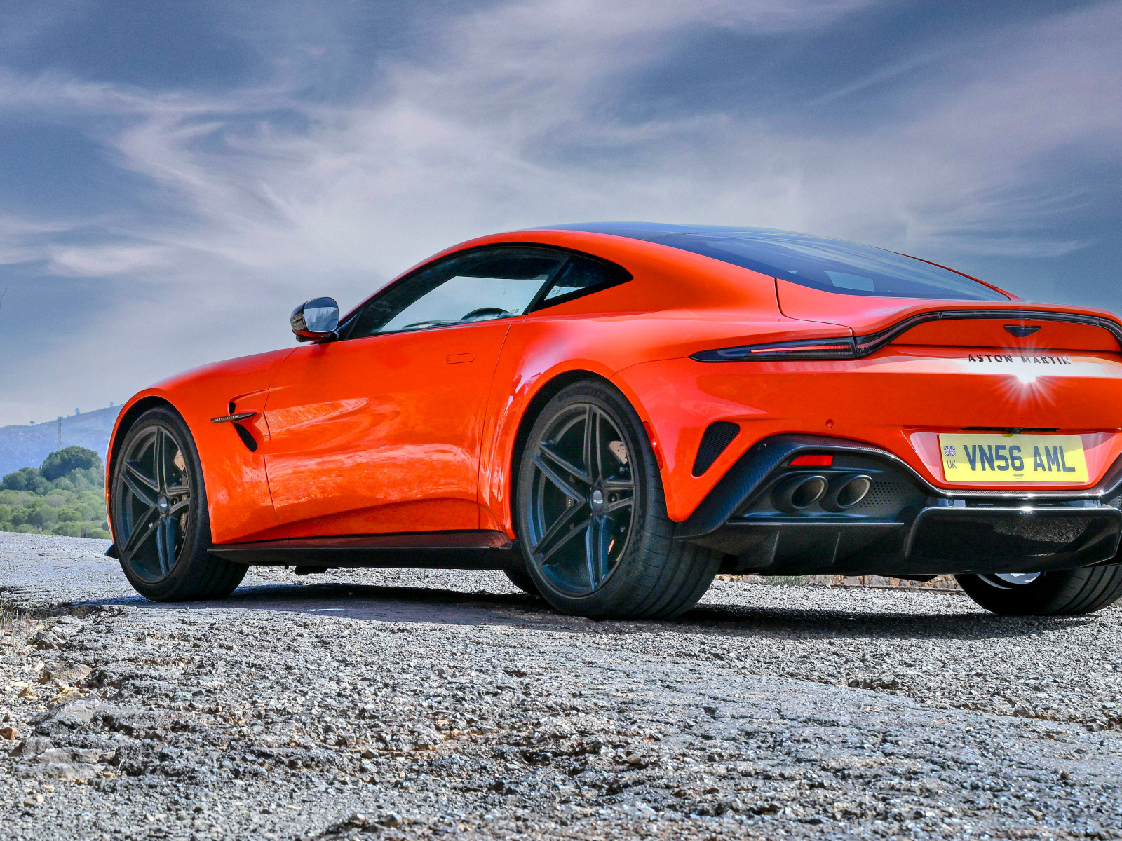 Вид сзади на красный автомобиль Aston Martin Vantage 2025 года