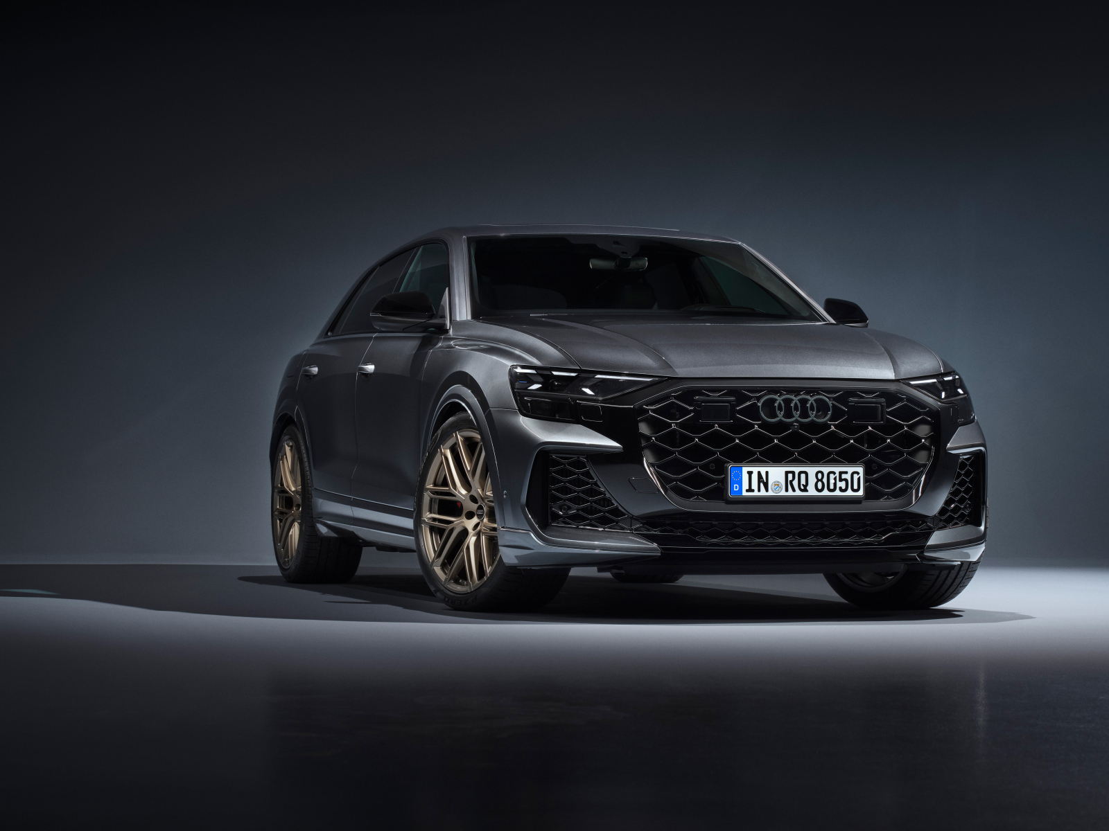 Автомобиль Audi RS Q8 2024 года на сером фоне