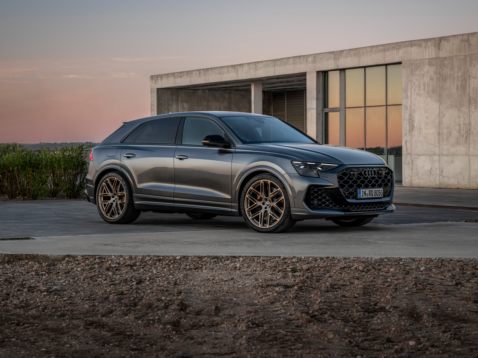 Автомобиль Audi RS Q8 2024 года у здания