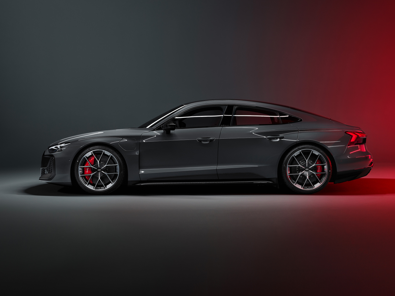 Автомобиль Audi RS e-tron GT 2024 года вид сбоку