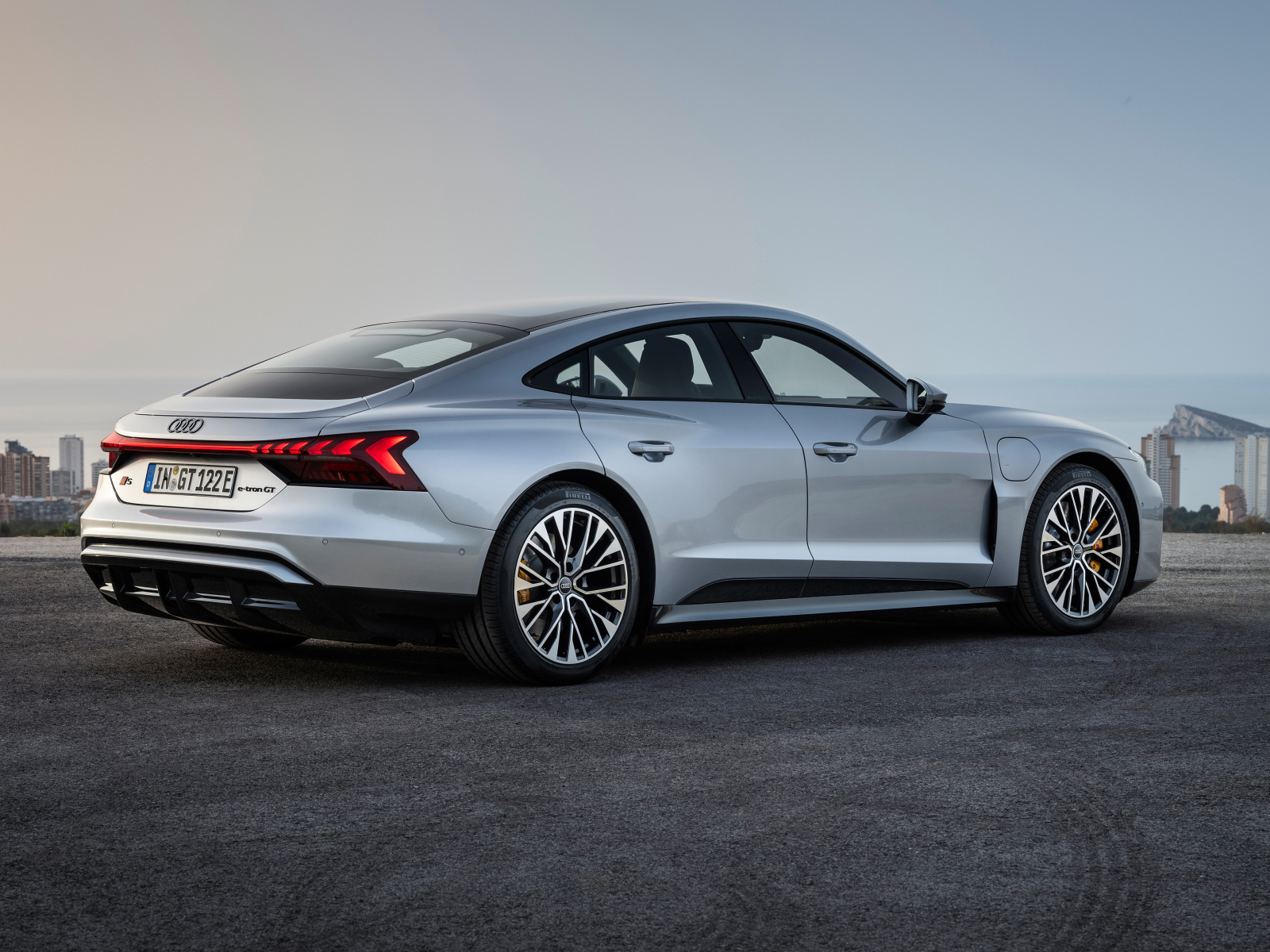 Вид сзади на автомобиль Audi S e-tron GT 2024 года