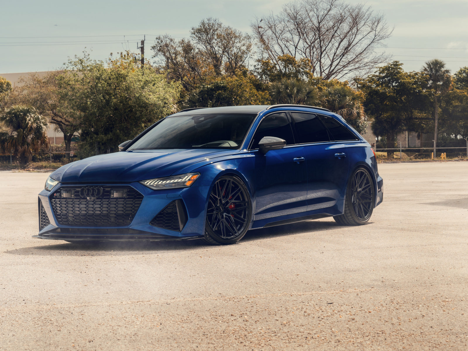 Синий автомобиль Audi RS6 Avant