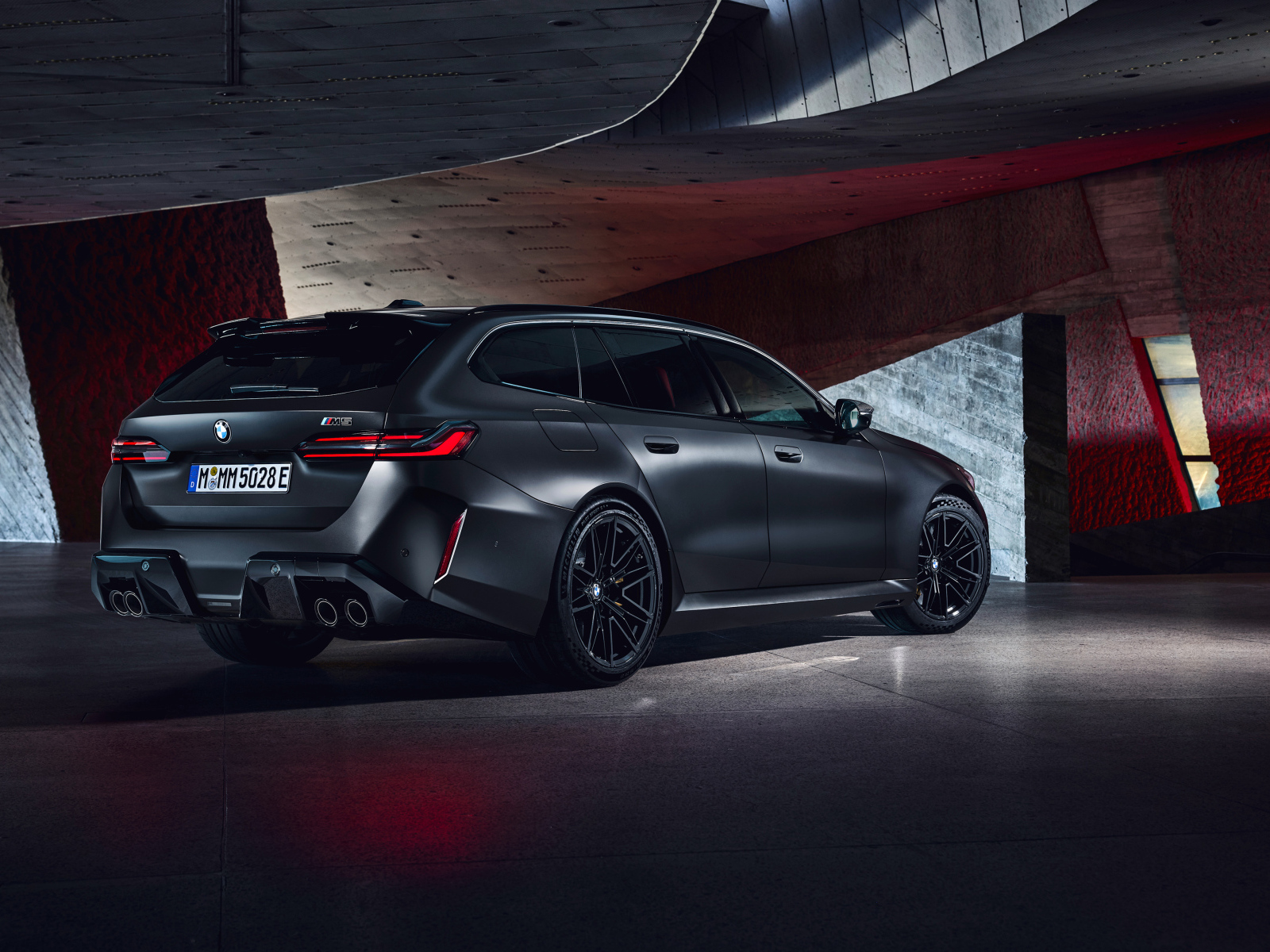 Автомобиль BMW M5 Touring 2024 года вид сзади