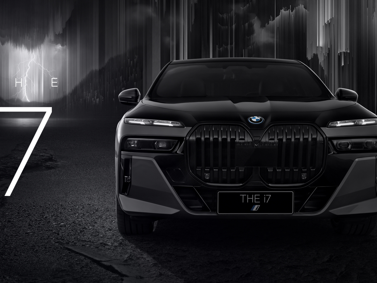 Вид спереди на автомобиль BMW i7