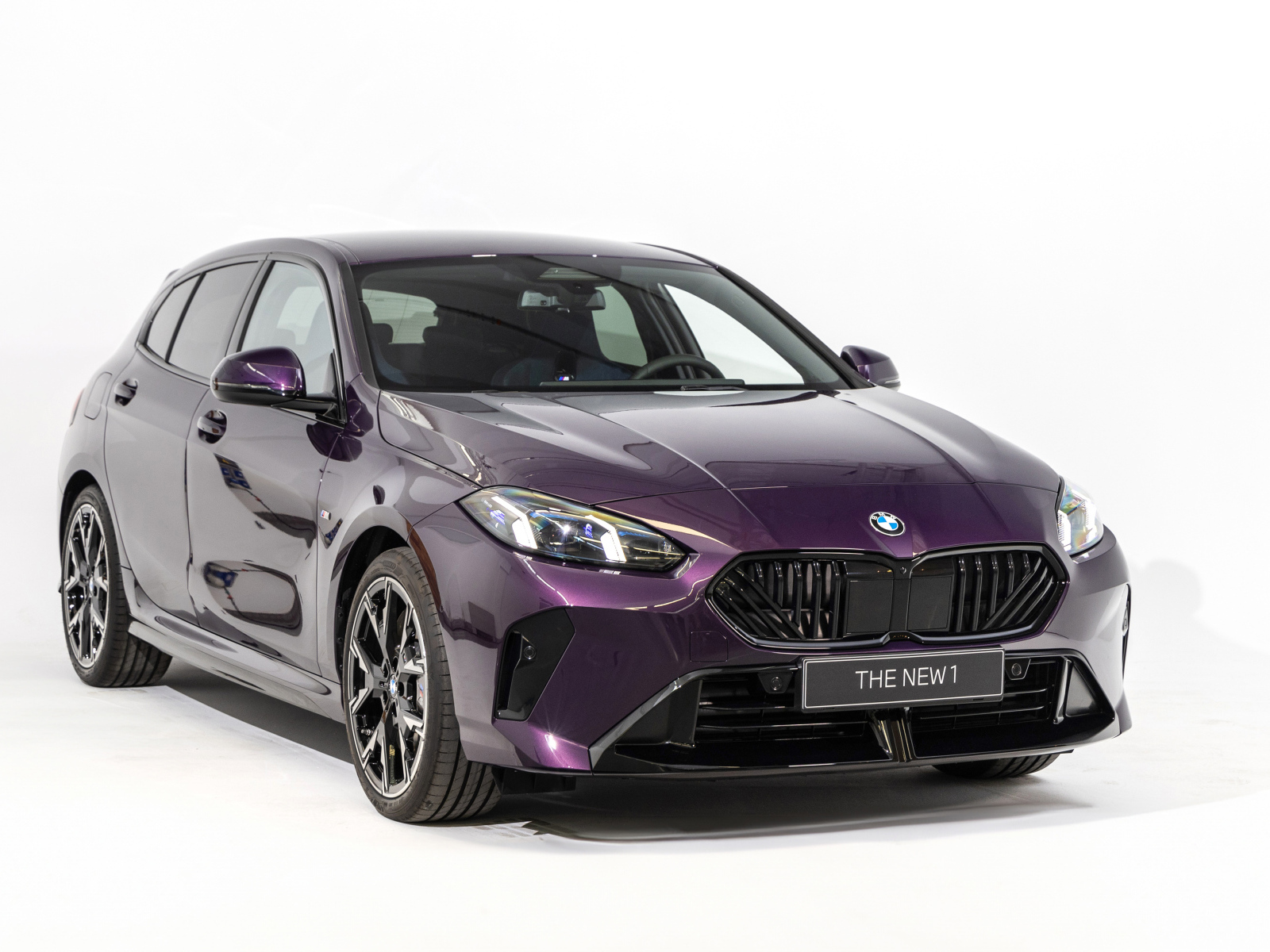 Фиолетовый автомобиль BMW 120d M Sport 2025 года