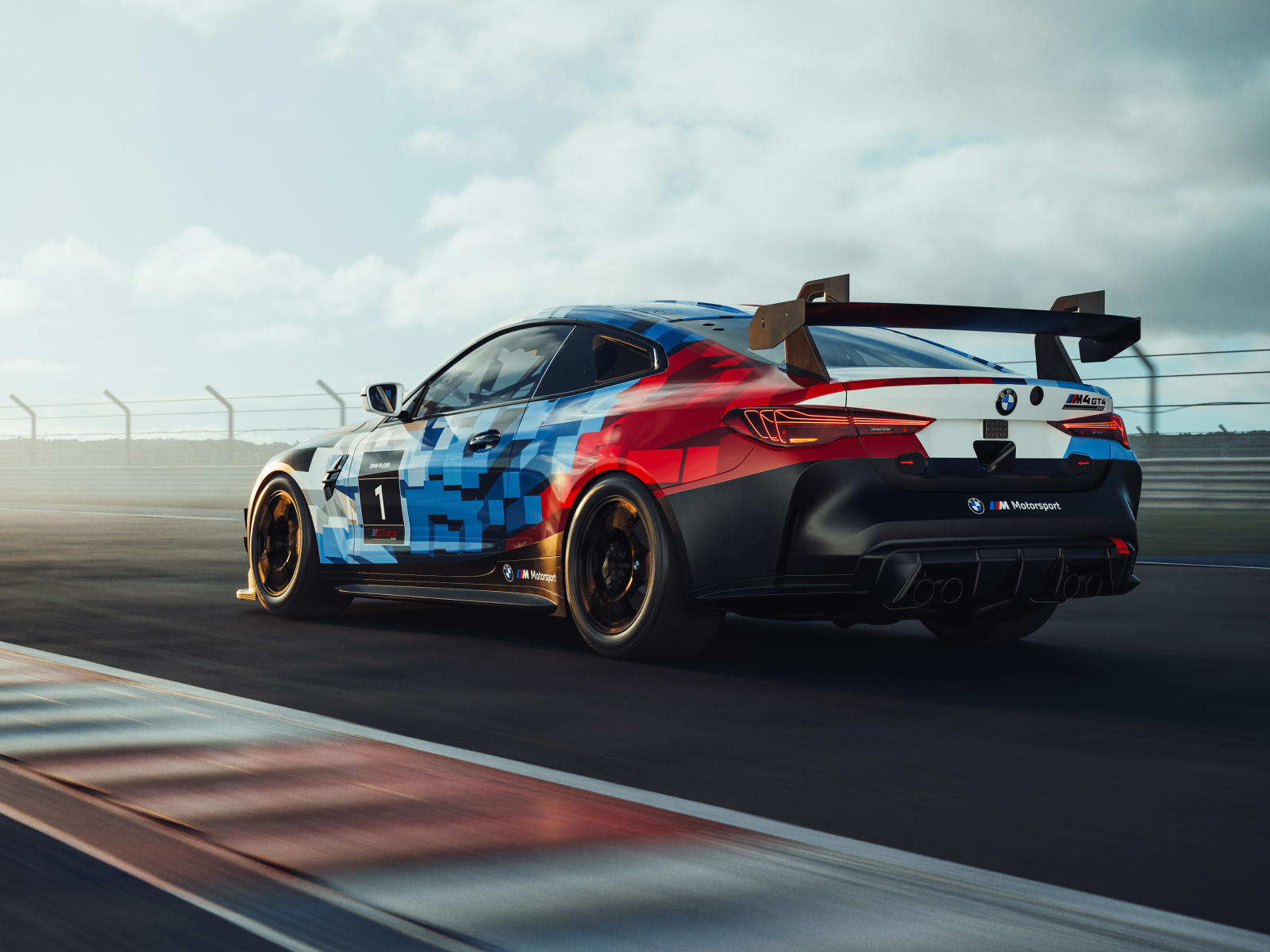 Вид сзади на гоночный автомобиль BMW M4 GT4 EVO