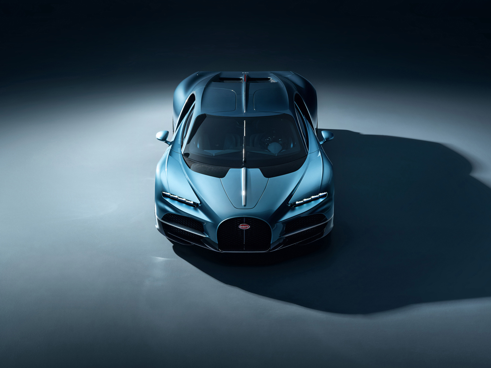 Автомобиль Bugatti Tourbillon 2024 года на сером фоне