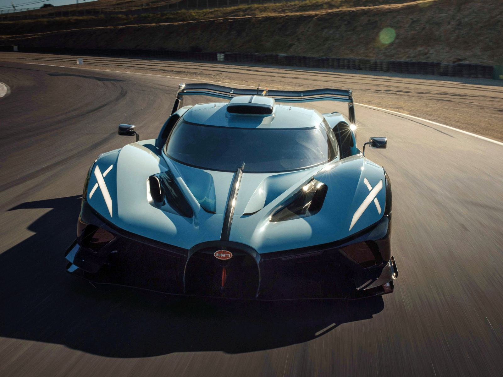 Голубой гоночный спорткар Bugatti Bolide 100-year Anniversary Edition