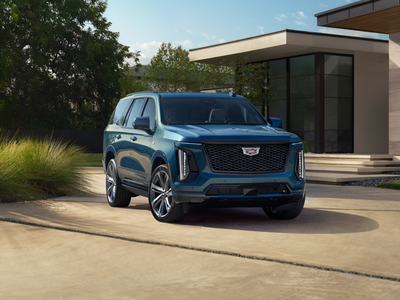 Большой Cadillac Escalade 2025 года вид спереди