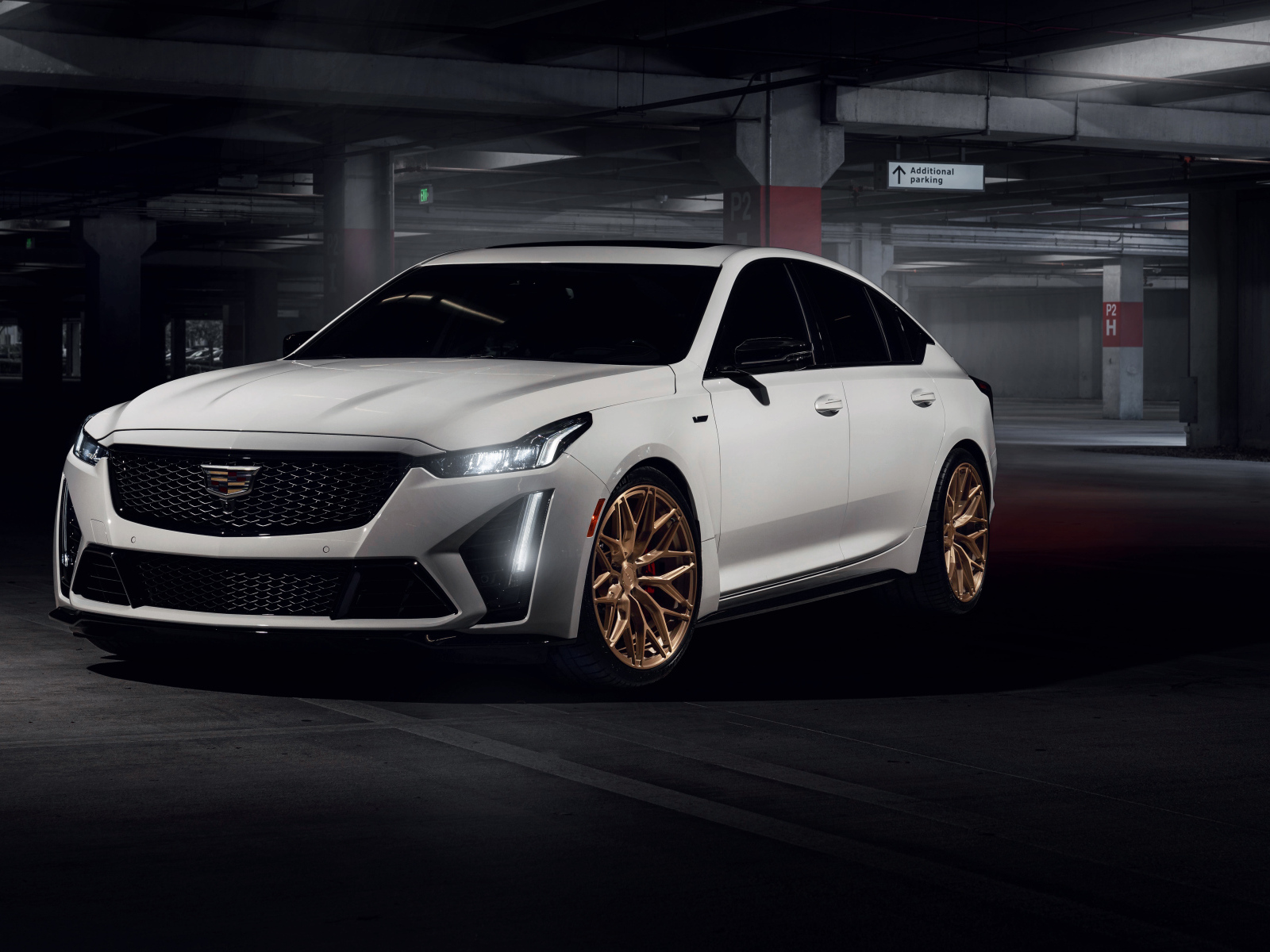 Белый автомобиль Cadillac CT5-V Blackwing